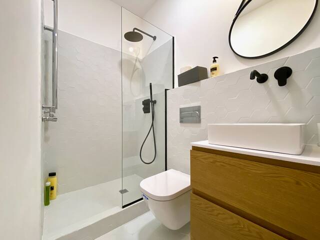 New! Modern & Charming with 8 balconies gallery image 5