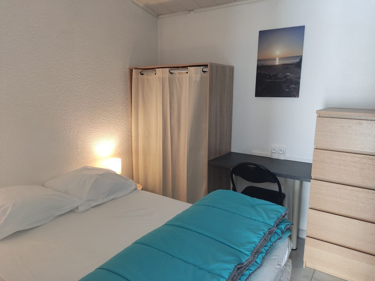 ห้องนอนพร้อมเตียงขนาด 140x190 ห้องแต่งตัวลิ้นชักและเคาน์เตอร์