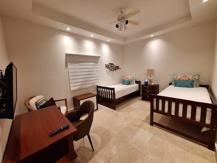 Acogedora habitación principalmente para los niños con una mesa de trabajo.