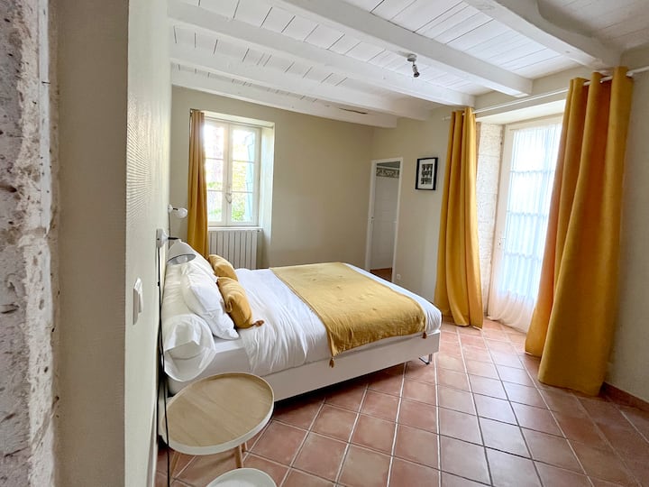 Საძინებელი 5, ბაღის იატაკი დასავლეთ მხარეს. ორადგილიანი საწოლი, სააბაზანო და უნიტაზი