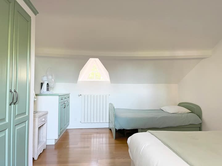 Საძინებელი 6, იატაკი დასავლეთის მხარეს. 1 ორადგილიანი და ერთი ერთადგილიანი საწოლი. Სააბაზანო და დამოუკიდებელი უნიტაზი საზიაროა მე-7 საძინებელთან.