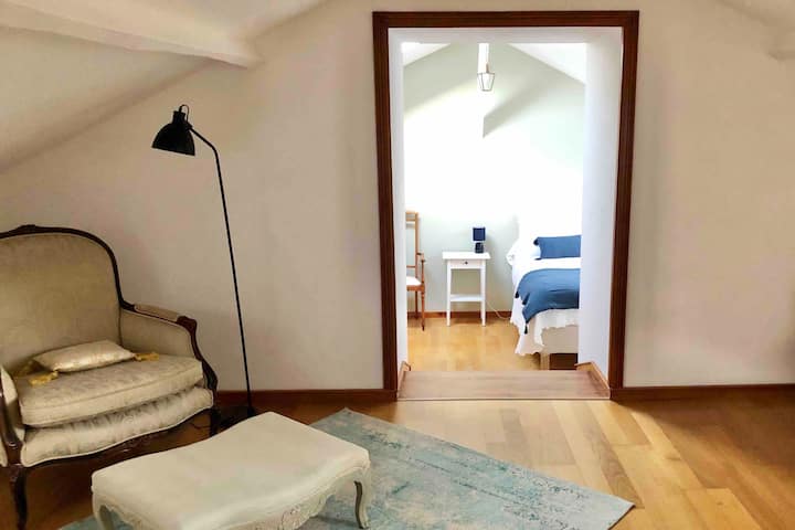 Საძინებელი 7, იატაკი დასავლეთ მხარეს. 1 ორადგილიანი საწოლი და ორადგილიანი გასაშლელი დივანი. Სააბაზანო და დამოუკიდებელი უნიტაზები საზიაროა მე-6 საძინებელთან.