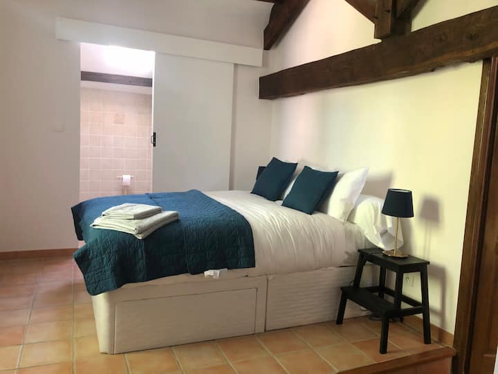 Საძინებელი 4, ზემოთ, აღმოსავლეთის მხარეს. 1 ორადგილიანი საწოლი, სააბაზანო და უნიტაზი.