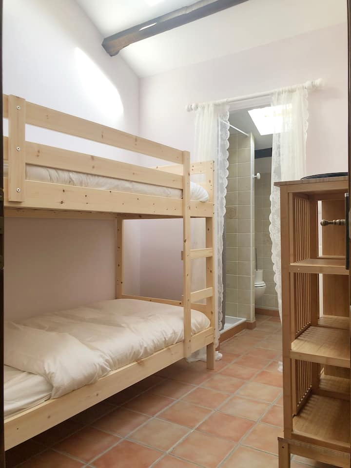 Საძინებელი 3, ზემოთ, აღმოსავლეთის მხარეს. 1 ორსართულიანი საწოლი, სააბაზანო და უნიტაზი.