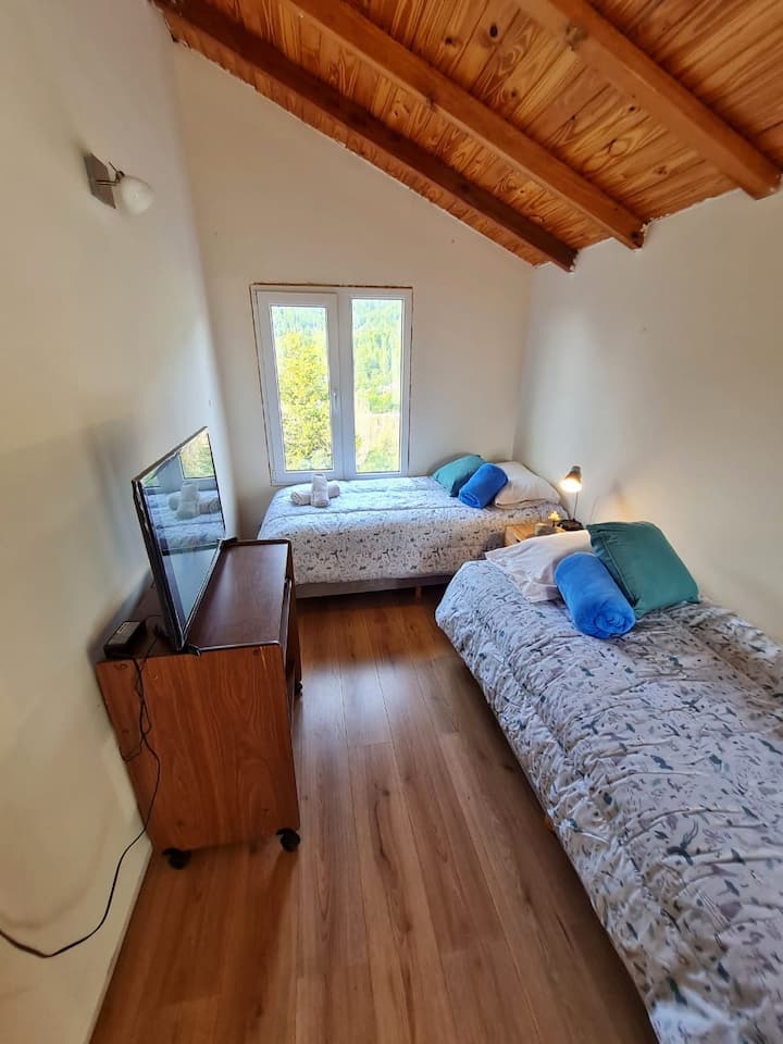 مساحة مشتركة مع سريرين مفردين أو خيار سرير كينج مزدوج.