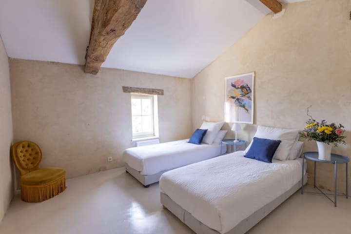 DHOMË DOPIO nga kati i parë. 2 krevate tek ose një krevat dopio "king" 180 cm