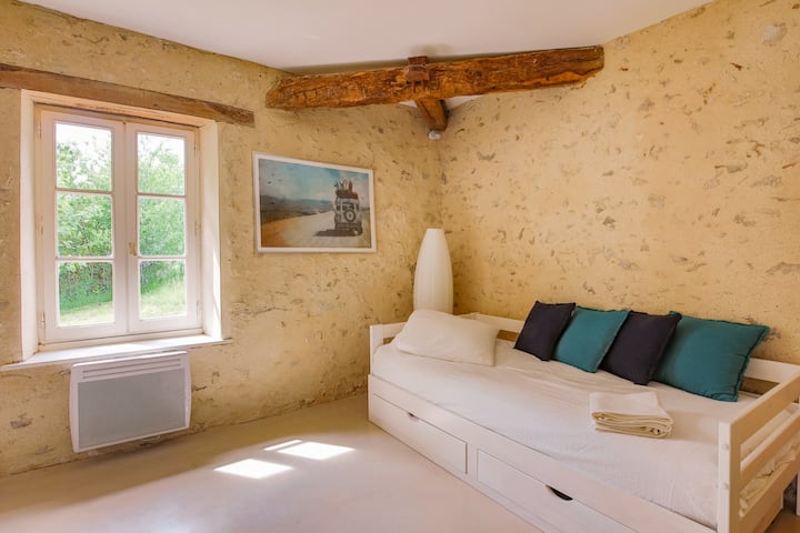 Dhomë gjumi "për fëmijë" në katin përdhes me një krevat të vetëm me dalje të konvertueshëm në një krevat dopio "king" 180 cm.