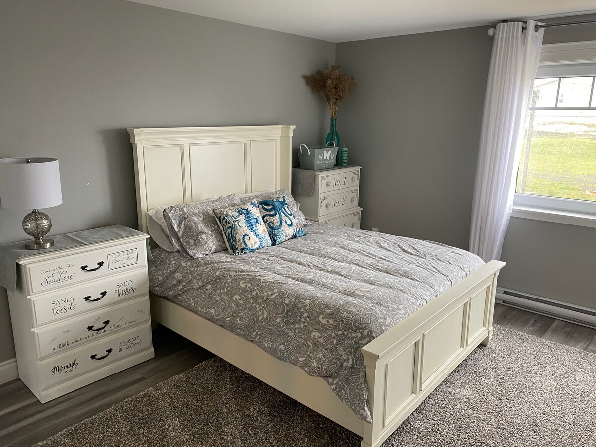 The Seaside Suite offers two bedrooms with French doors in between. Perfect for a family with children that want to sleep near the parents. Private enough for two separate couples 