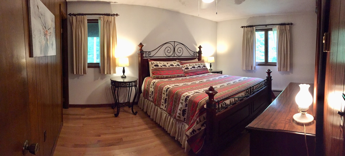 Hoofdslaapkamer met kingsize bed, begane grond