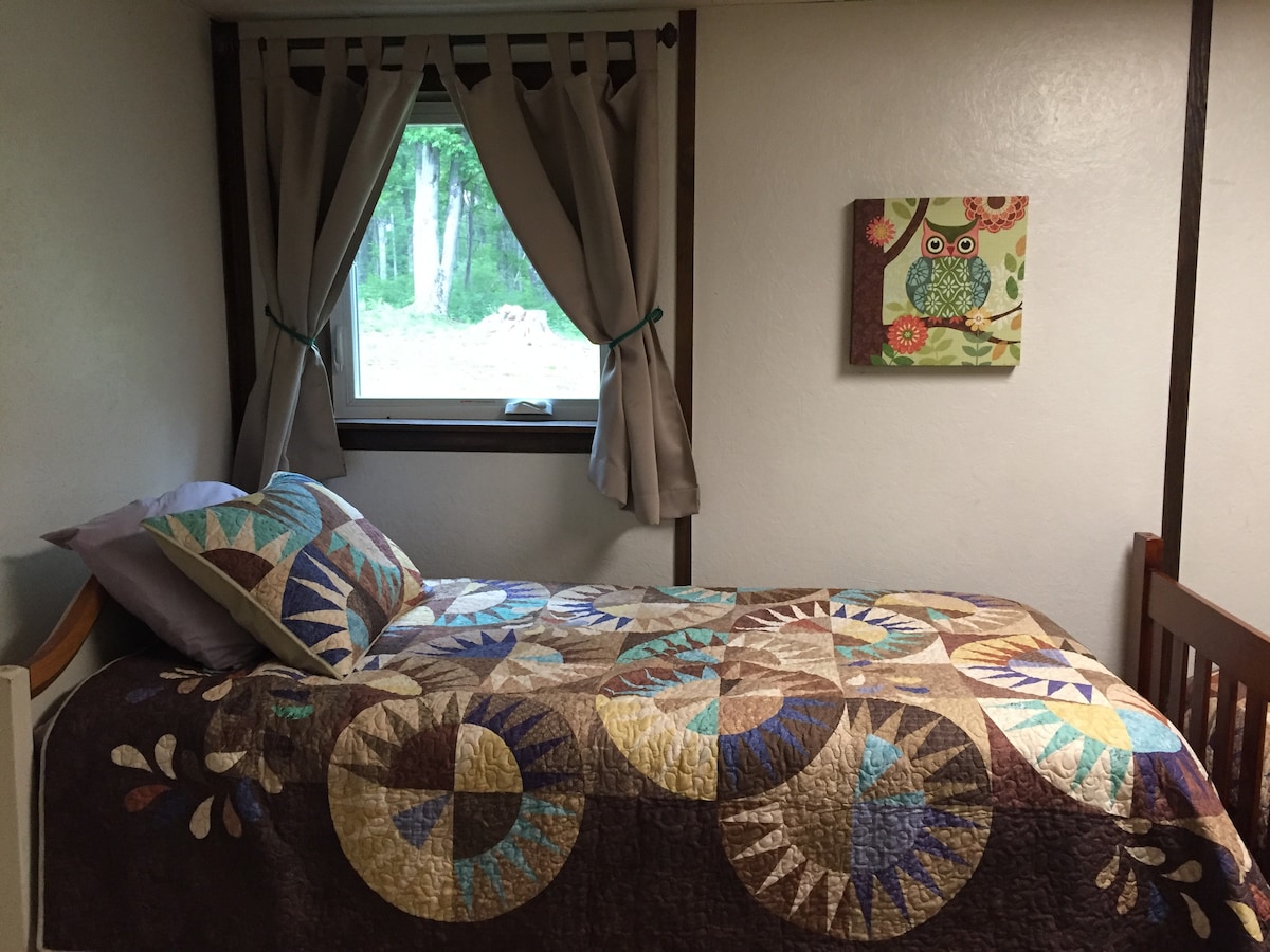 4e slaapkamer, op de eerste verdieping is op dezelfde verdieping als de speelkamer.  