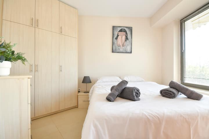 Спалнята е уютна и приветлива, с двойно легло и плюшено спално бельо.