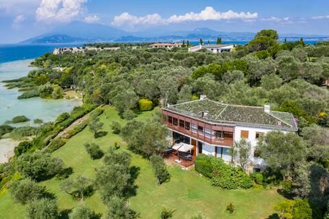 Prestigious lake villa with park