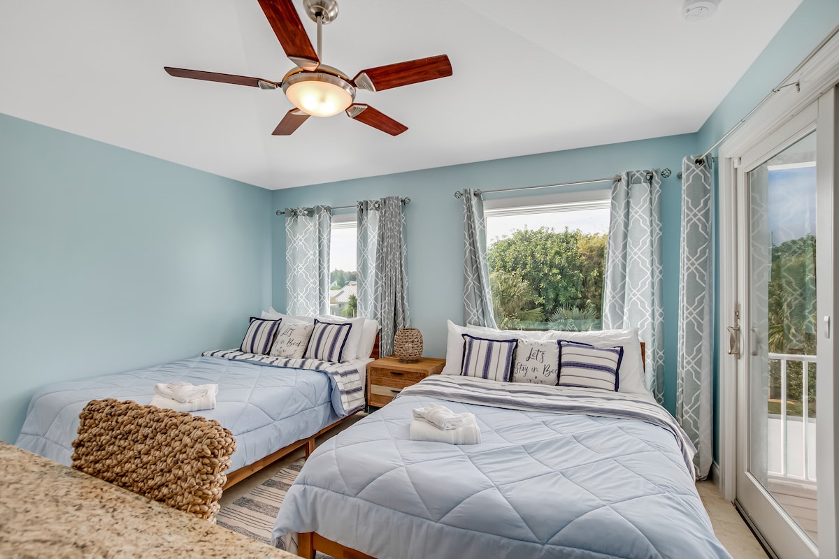  Спална соба 5 од 5 со два брачни кревета, биро, стол и монитор