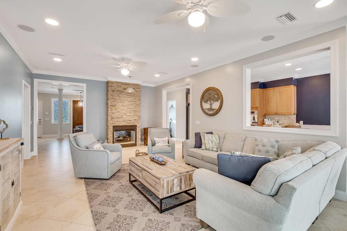 Неверојатна дневна соба со поглед кон базенот во дворот и хидромасажната када со паметен телевизор од 65 инчи