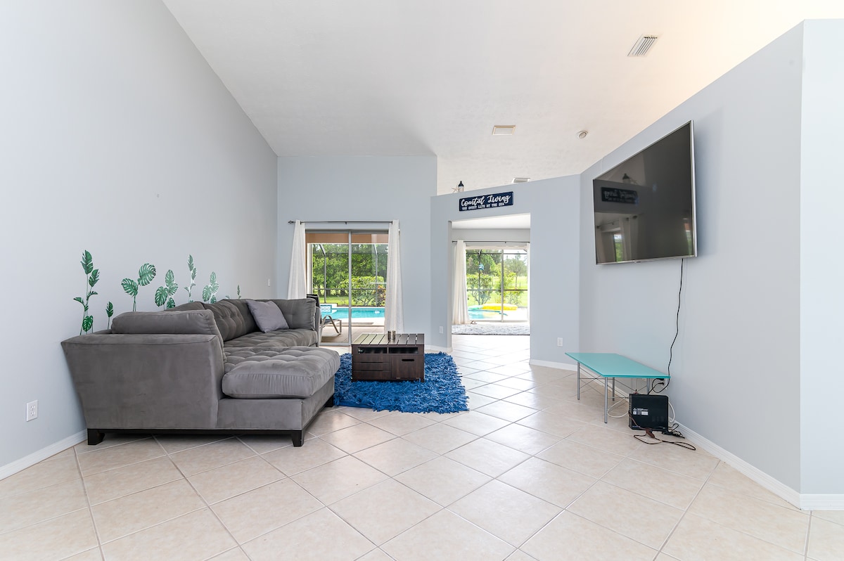 宽敞的起居空间，配备70英寸高清电视。  智能电视、Netflix流媒体、宽敞的客厅、扇形沙发、咖啡桌、 