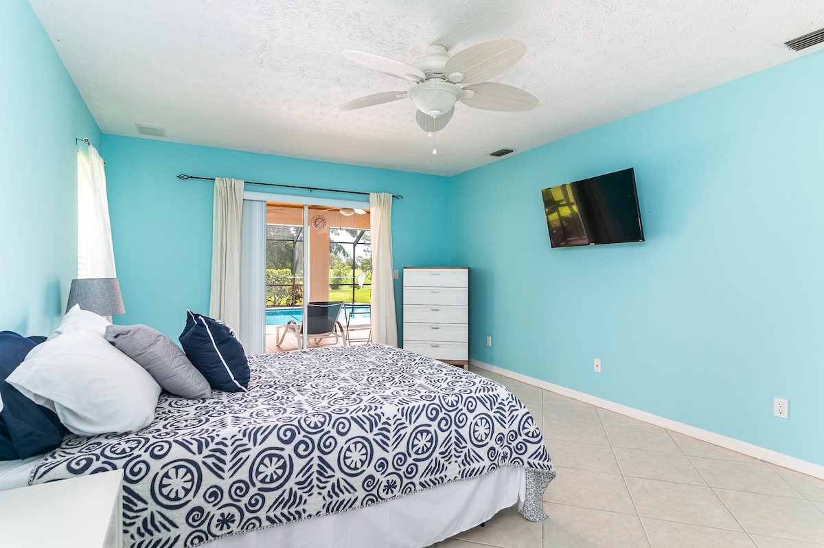 宽敞的主卧， 2个步入式衣柜，智能电视，宽敞，加大双人床，明亮，自然光线，舒适的床， 