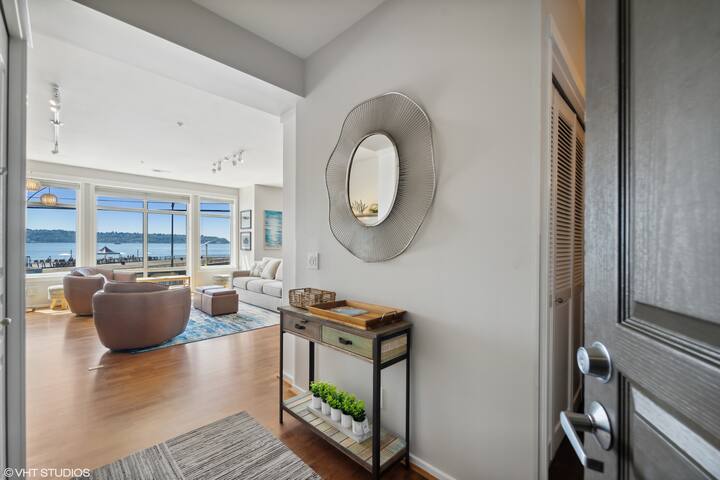 Luxury Waterfront Condo Steps to Cruise Ships gallery image 3