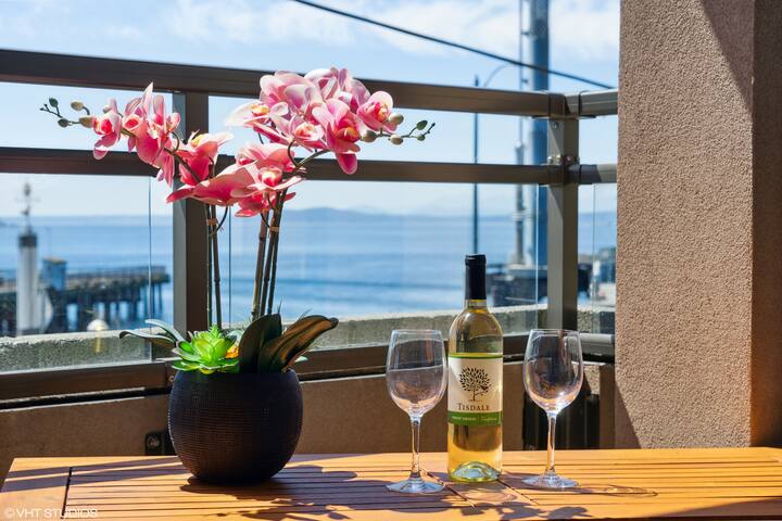 Luxury Waterfront Condo Steps to Cruise Ships gallery image 2