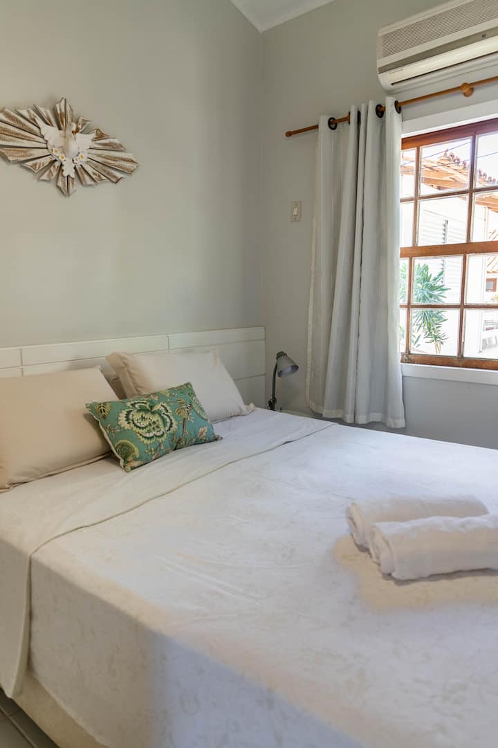 Habitación con 1 cama queen.