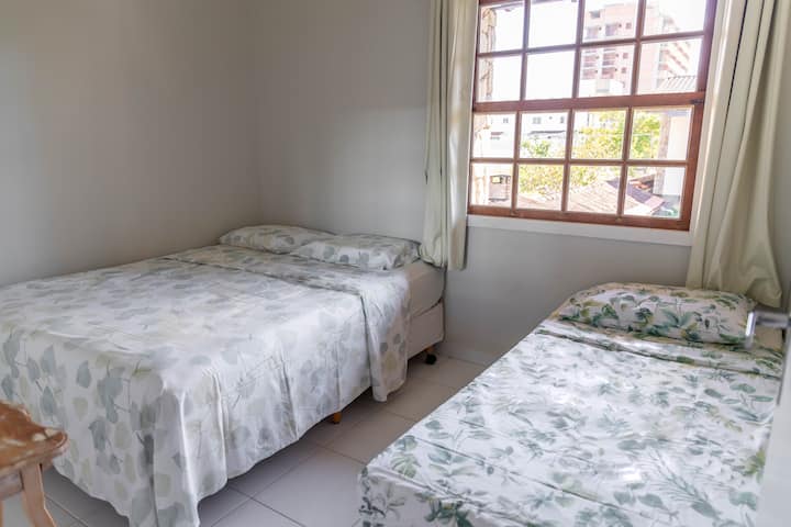 Dormitorio con 1 cama queen y 1 cama individual