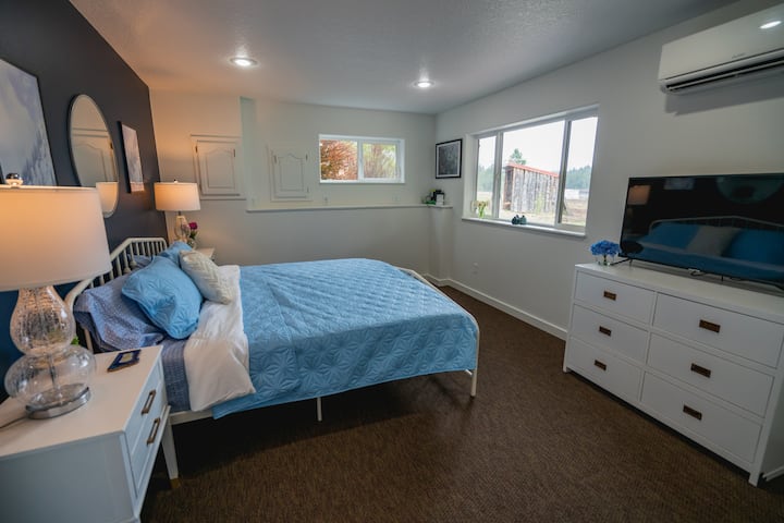 River 's Run (BR #4) me krevat dopio "king", televizor me ekran të sheshtë 50 inç dhe qasje më të mirë në lumë dhe vaskë me hidromasazh.