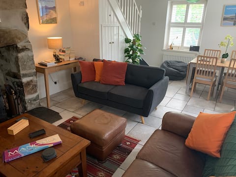 Well appointed granite cottage near Trefor Beach