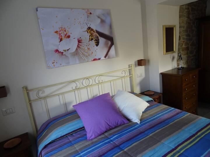 Dormitorio soleado, departamento en planta superior