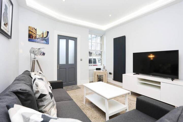 Ultra Modern, Stylish Apartment Next To Princes St