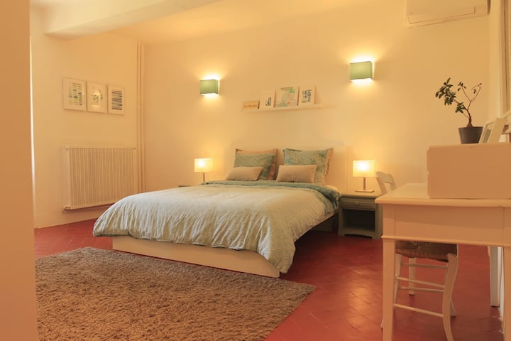 Chambre 1 :osvijetljena veličina kraljice, vue jardin, klima-uređaj