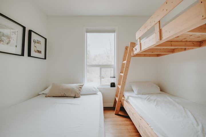 Izba 2: môže spať 4! Pohodlný futón, ktorý sa mení na dvojité lôžko. A poschodová posteľ s dvoma samostatnými matracmi. Každá posteľ zahŕňa posteľnú bielizeň a vankúše.