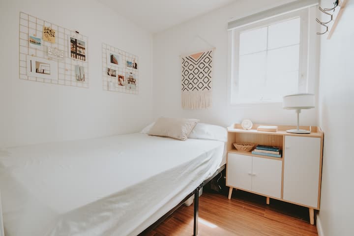 Izba 1: manželská posteľ. Zahŕňa posteľnú bielizeň a vankúše.