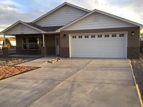 Spacious 3 Bedroom Home - 20 Mi. Drive To ABQ