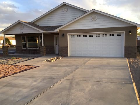 Spacious 3 Bedroom Home - 20 Mi. Drive To ABQ
