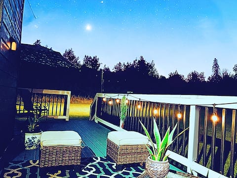 Zen Retreat w/ Fire Pit, Movie Night, Big Yard FUN