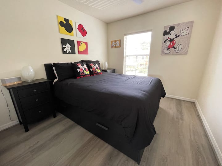 El dormitorio de invitados Mickey y Minnie tiene una cama tamaño queen.