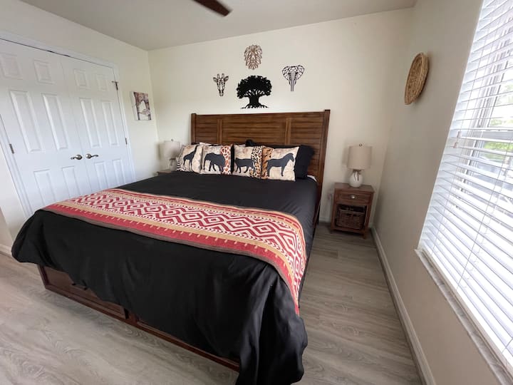 ¡El dormitorio principal cuenta con vistas al lago, al baño privado y a los pisos nuevos!