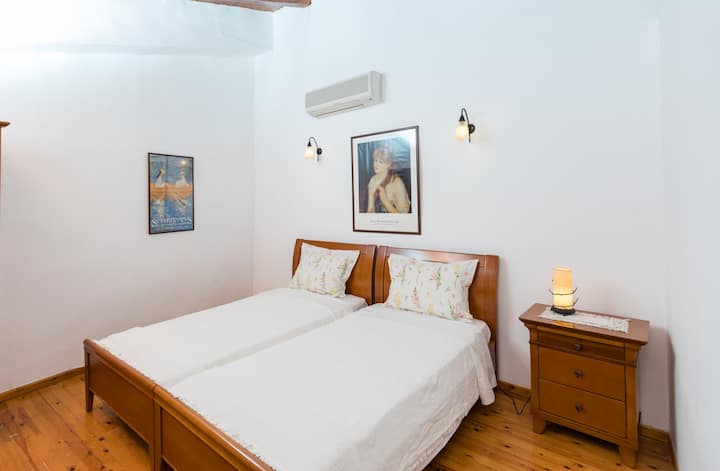 Chambre 3
Villa maison n °1 (jusqu'à 6 personnes)

Cette chambre est sur 1 étage. Il y a aussi une autre chambre à cet étage (double mauvaise) et une salle de bain.