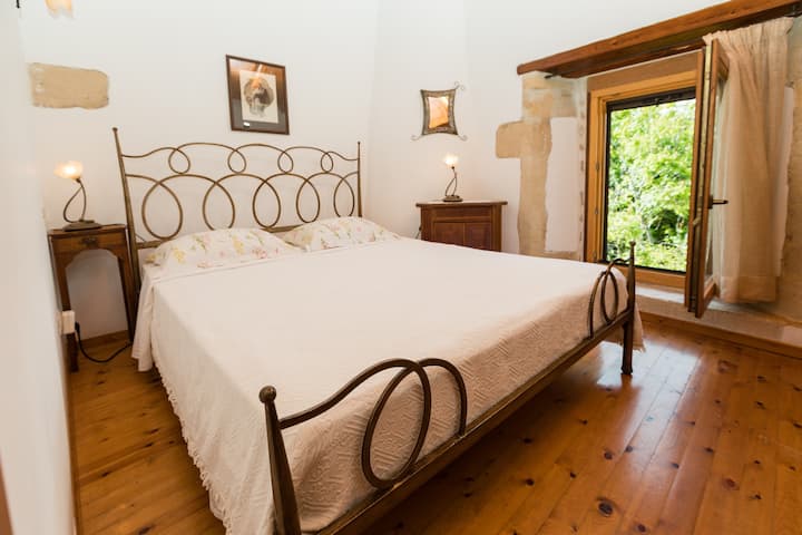 Chambre 2
Villa maison n °1 (jusqu'à 6 personnes)

Cette chambre est sur 1 étage. Il y a aussi une autre chambre à cet étage (deux lits simples) et une salle de bain.