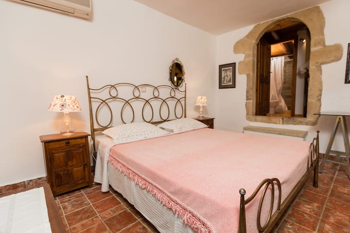Chambre 1 (principale)
Villa maison n °1 (jusqu'à 6 personnes)

Cette chambre est au rez-de-chaussée. Vous pouvez également voir la porte du rez-de-chaussée, où la salle de bain hors de la chambre est juste devant. Dans la chambre, il y a également un WC.