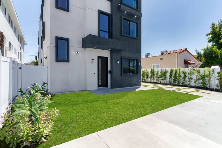 Crestview Modern Compound with Rooftop Decks gallery image 3