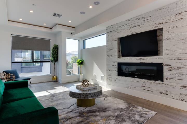 Crestview Modern Compound with Rooftop Decks gallery image 4