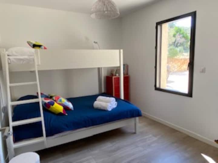 chambre lit 2 personnes (140x 200) et lit superposé (90x200)- спална соба со двоен кревет и кревет на спрат за едно дете