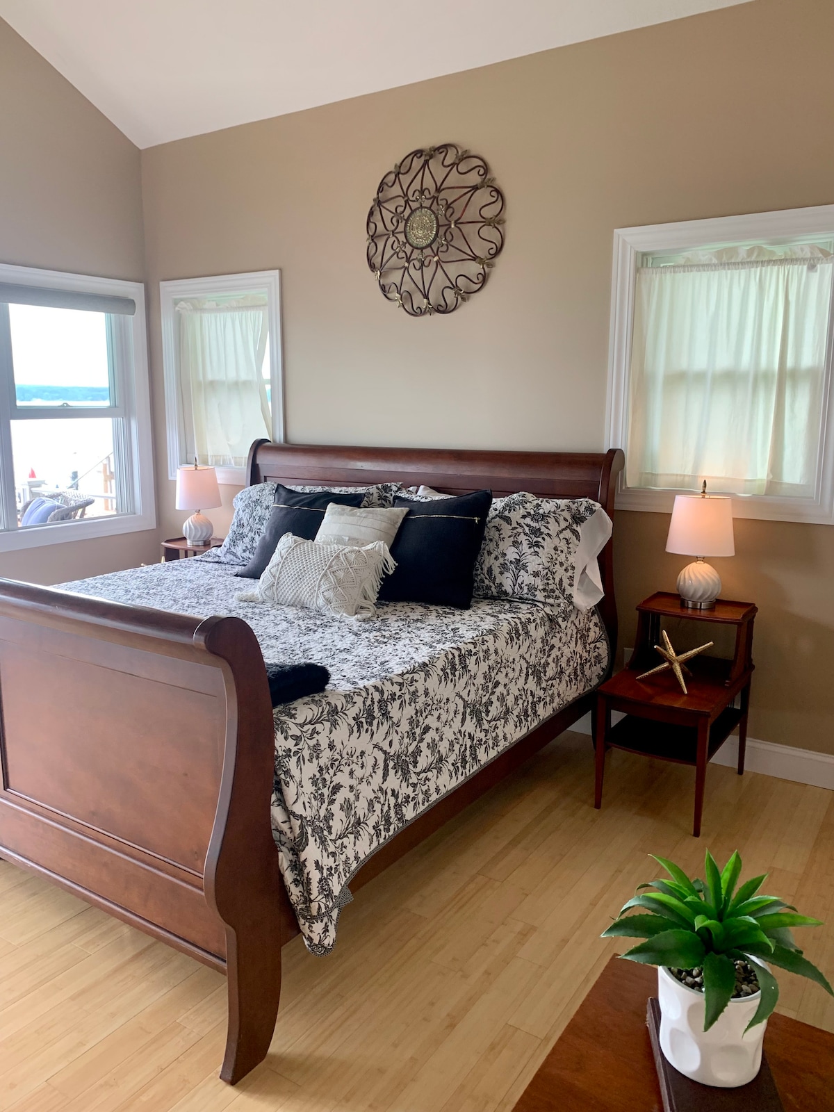 ماستر كبير بسرير كبير وحمام خاص ملحق. احصل على قهوتك في الشرفة المطلة على البحيرة... الجنة فقط