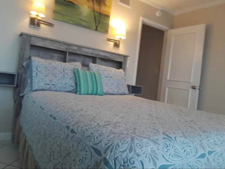 Novo osviežená spálňa. Nové čelo postele a nočné stolíky.