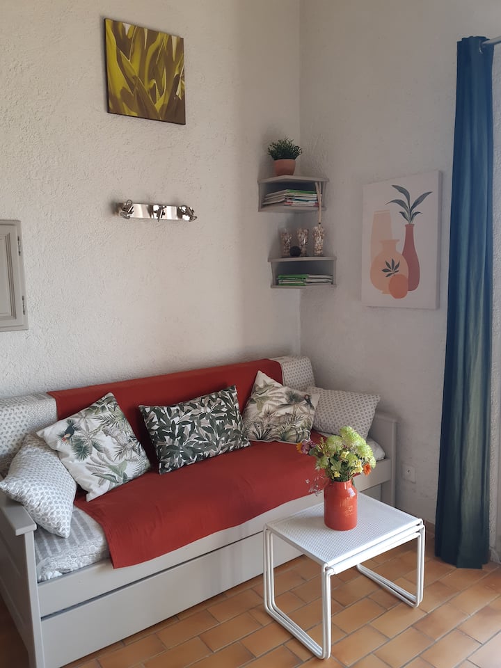 מיטות נשלפות: 2 מיטות יחיד 80*190, או מיטה זוגית אחת 160*190