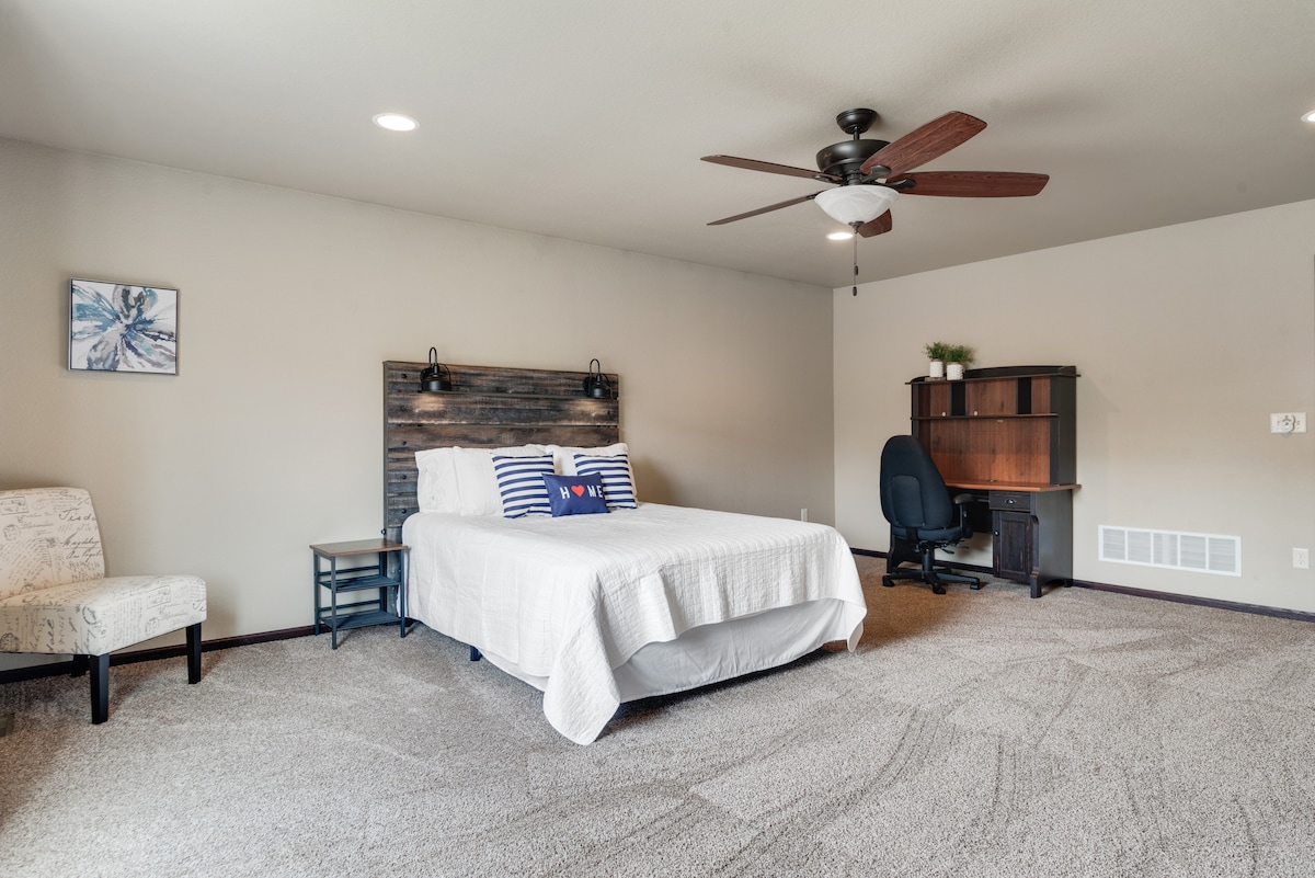 ... Ina nafasi kubwa, ni safi na ina mashuka ya kifahari na sehemu ya kufanyia kazi!