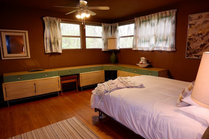 Main Bedroom (Queen)