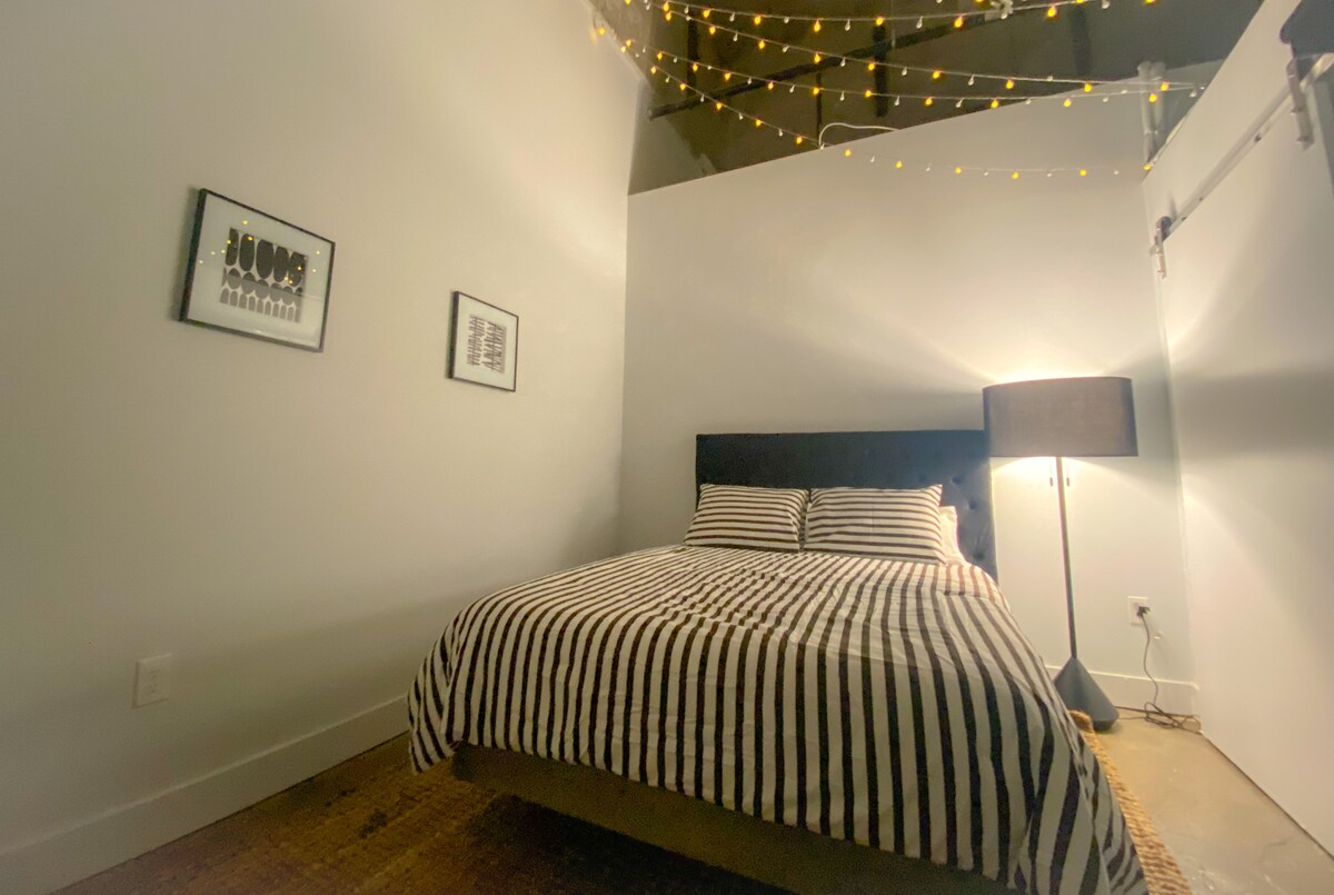 تقع أول غرفتي نوم خارج منطقة المدخل ويحتوي على باب يمكنك تحريكه بشكل مغلق للخصوصية.