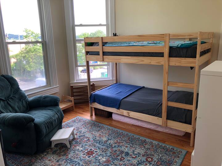 ห้องนอนสำหรับเด็กที่มีเตียงสองชั้น (ตั้งแต่ถ่ายภาพนี้เราได้เพิ่มเตียงเด็กวัยหัดเดินในห้องนี้)