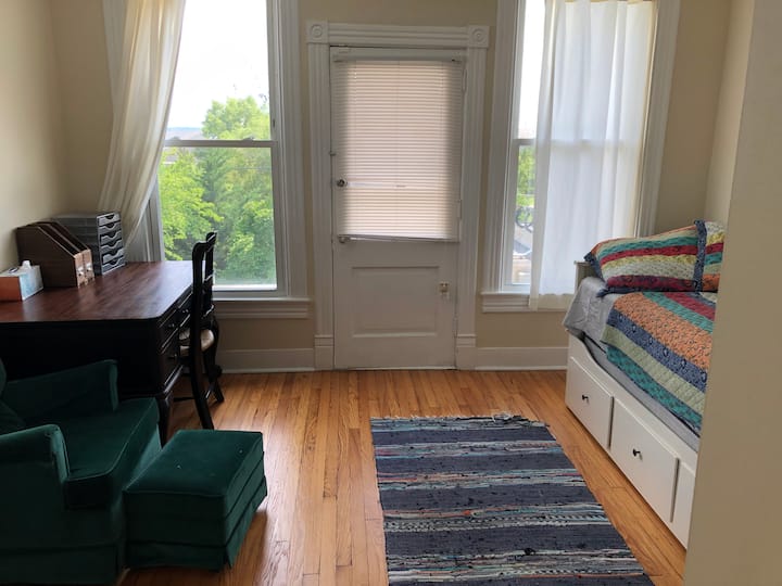 ห้องนอนที่ 4 มีเตียงนอนเล่นโต๊ะทำงานและชั้นวางหนังสือ